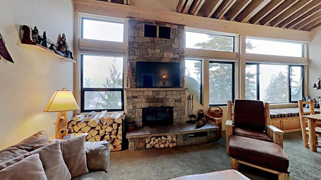 Mammoth Lakes Apartment | Slopeside Four Bedroom Homes at 1849 Condos - Free Wifi & Parking!