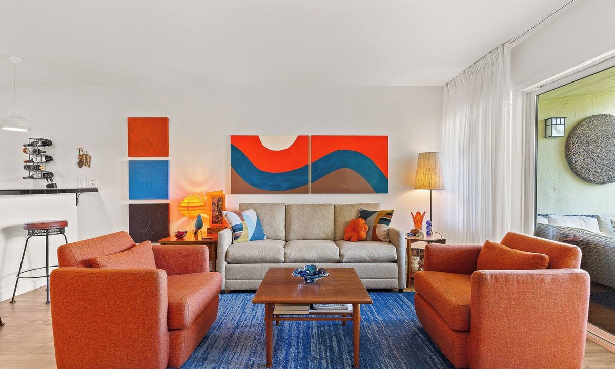 Twin Palms Condo | Smoketree Original: Contemporary Condo Next to Smoke Tree Shopping Center