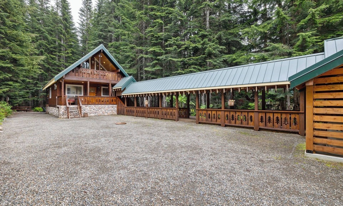 Snoqualmie Pass Cabin | Snoqualmie Pass Ski Cabin w/Hot Tub and Bonus Tree House!