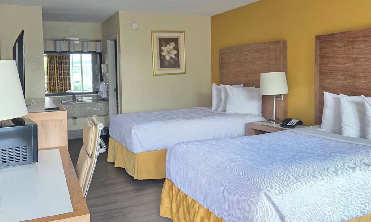 Downtown Chattanooga Hotel | Snug Room with Parking – Near Chattanooga’s Top Attractions