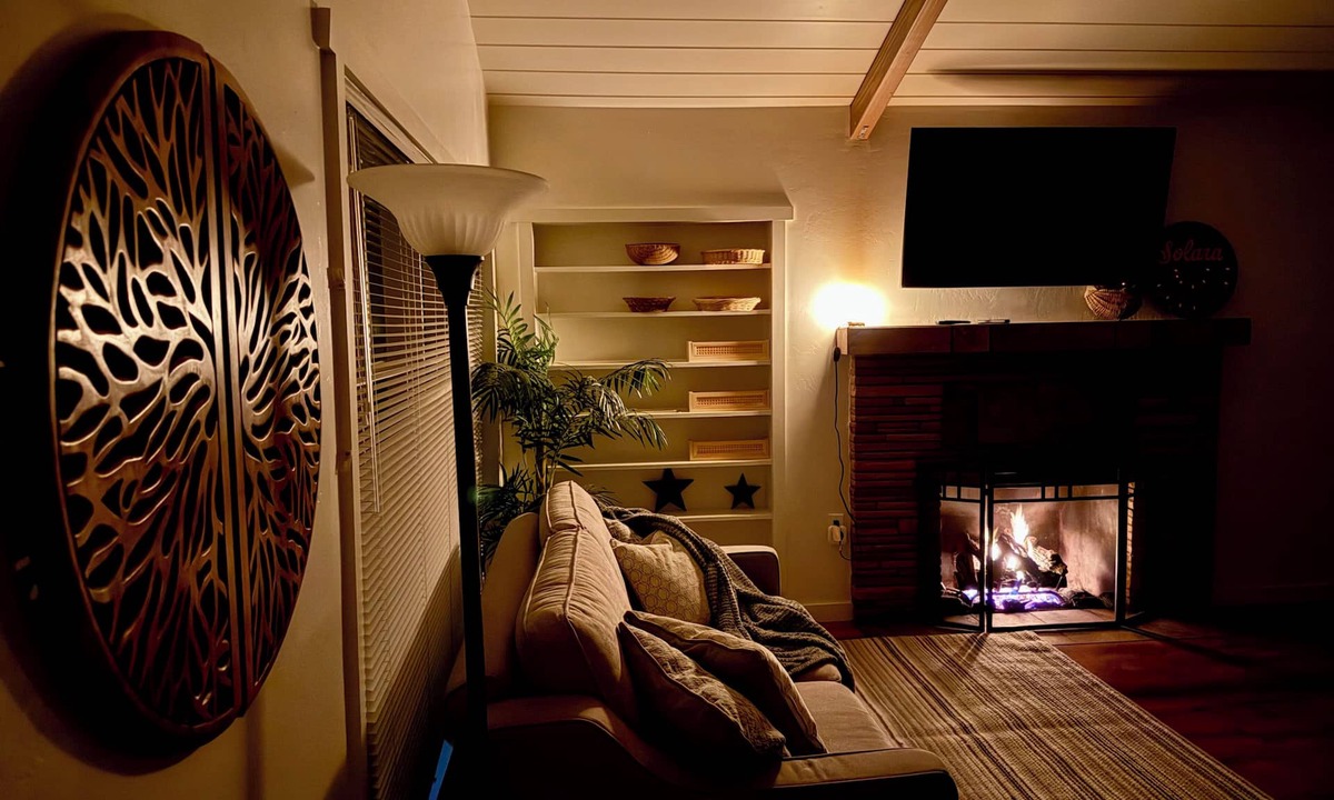West Sedona Cottage | Solara Vortex beautiful retreat Fireplace WiFi Smart TV