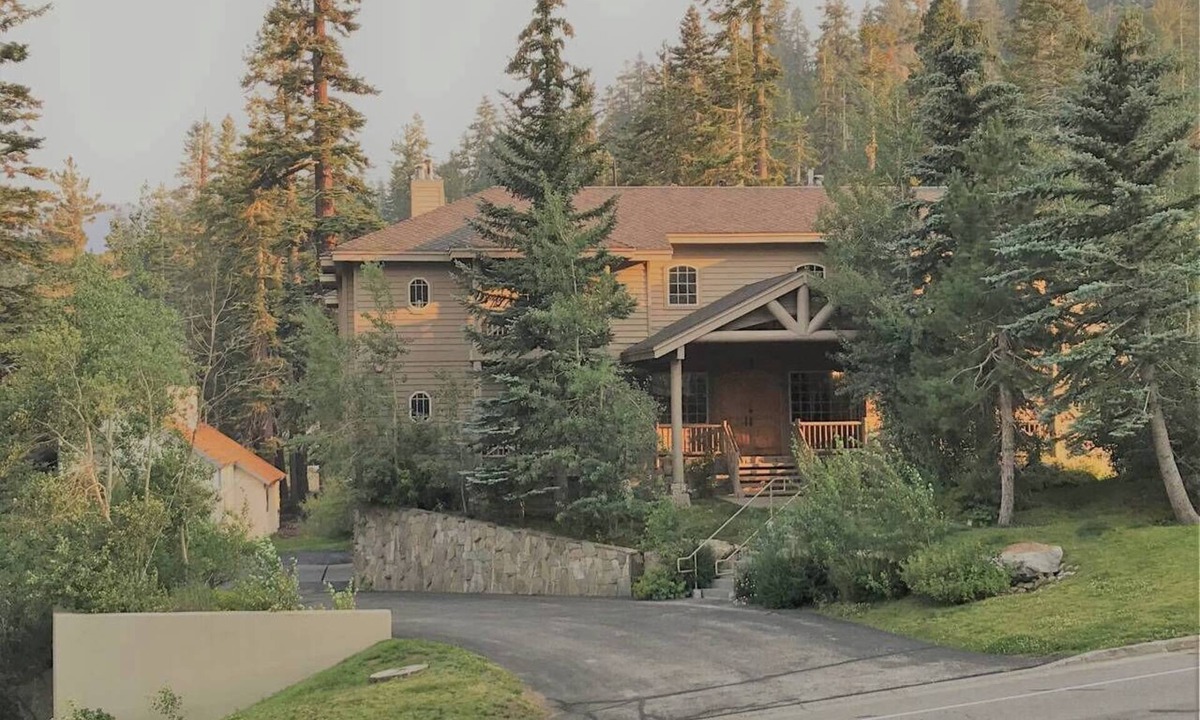 Mammoth Lakes Cabin | Sonenalp 1st-Floor Combo | 6BR/6BA | Private Hot Tub, Sauna; Easy Walk to Canyon