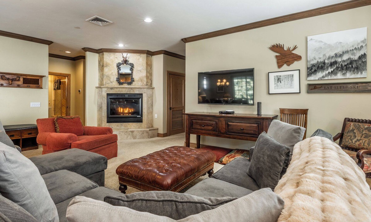 Mammoth Lakes Cabin | Sonenalp’s Charming Chalet: Luxury, Location & Relaxation Steps from Canyon