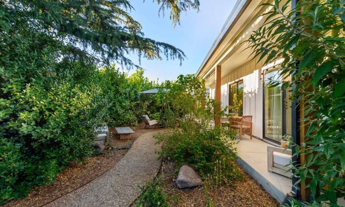 Kenwood Cottage | ★ Sonoma Valley Garden Cottage ★ Clean and Modern ★ Fast Internet ★