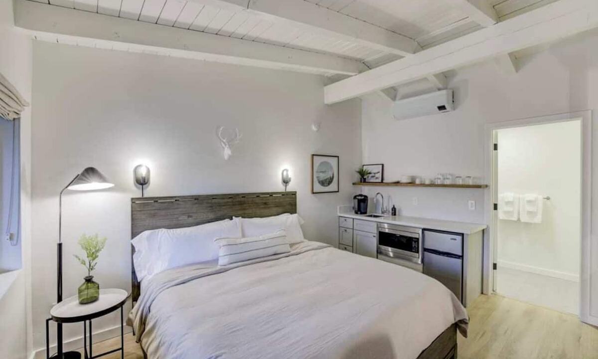 Lakeside Park Apartment | South Lake Chalet #8
