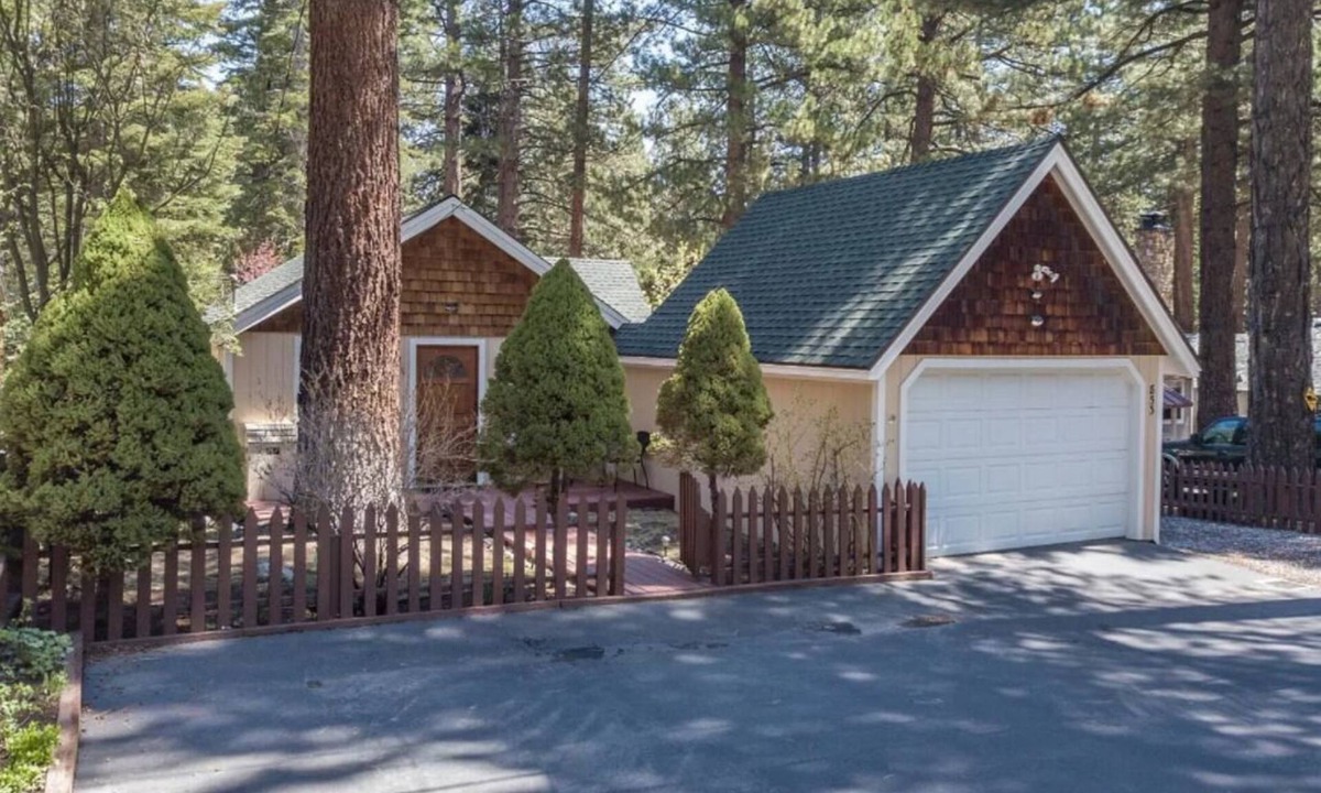 South Lake Tahoe House | South Lake Tahoe Adventure Homebase with attached garage