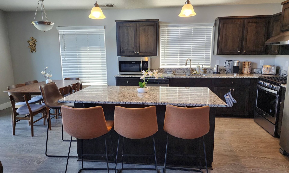 Salem House | South Salem - Close to I-5 and Costco, easy Shop and Eat