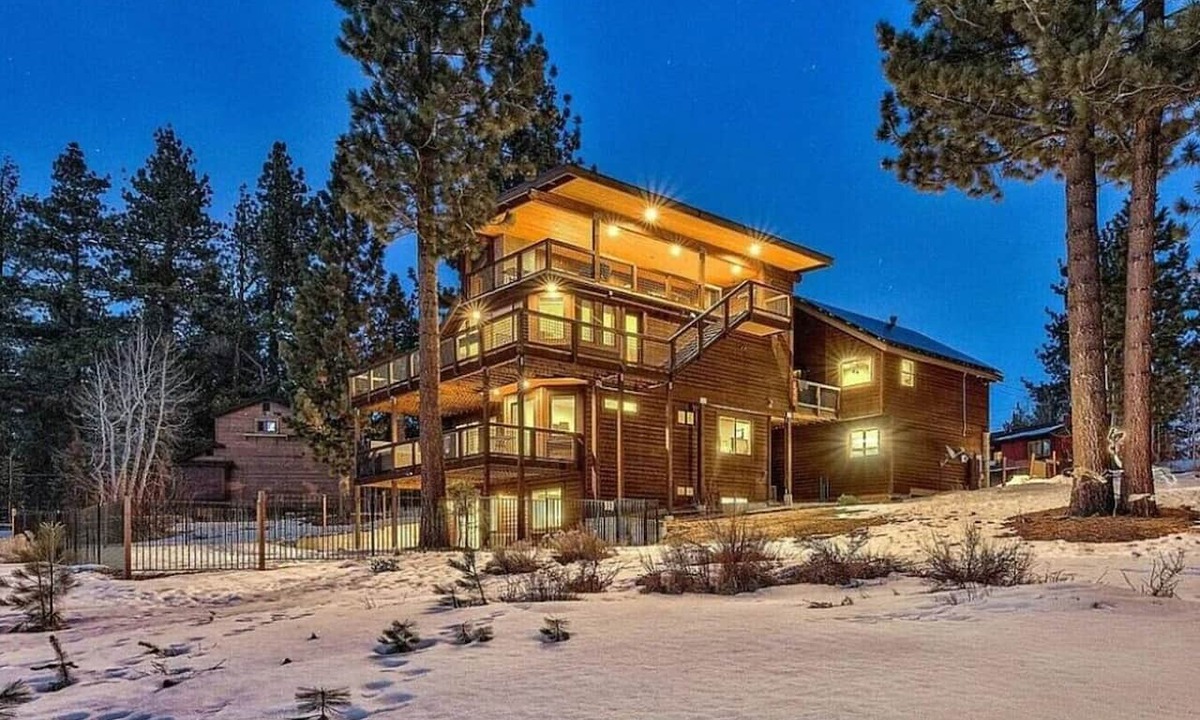 Al Tahoe House | South Shore Grand Lodge | Rooftop Deck & Game Room