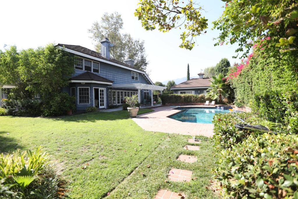 East Pasadena Villa | Spacious 4b3.5b House w/Swimming Pool in Pasadena