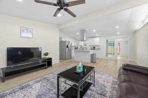 Tennyson - Alquire Apartment | Spacious 4BR&3BA Getaway Fast Bay Area Commute