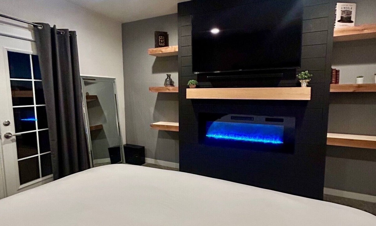 Thurston House | Spacious 4BR - King Suite -Minutes to Autzen, UofO and Hayward Field -Sleeps 7+
