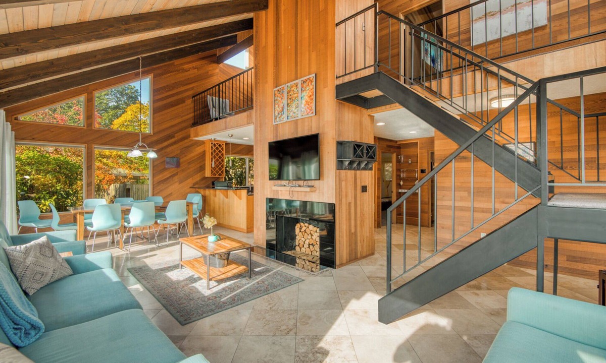 Old Evergreen Highway House | Spacious 5-bedroom house in Vancouver with nice decks and beautiful view