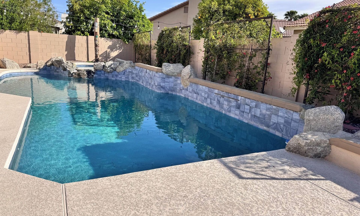 Val Vista Lakes House | Spacious 5 bedroom home with pool and games.