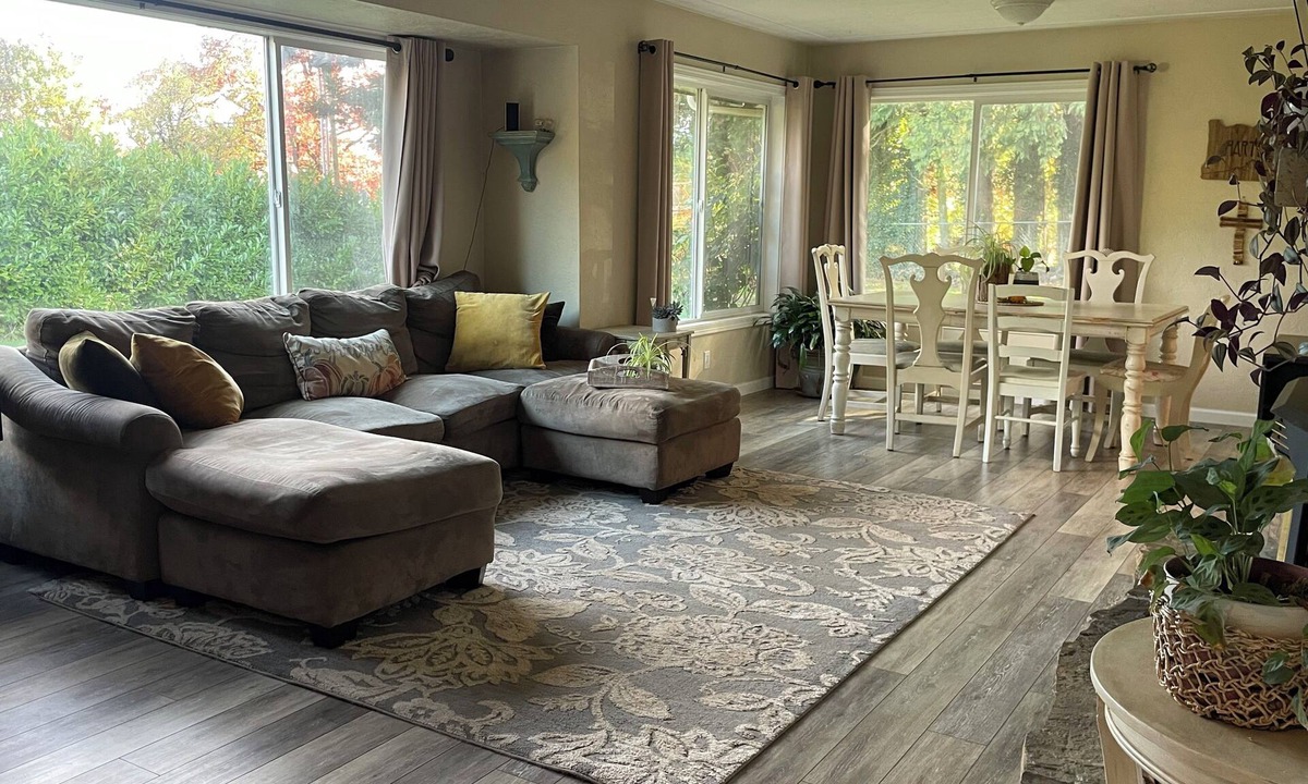 Salem House | Spacious and lovely, 1 level home in South Salem