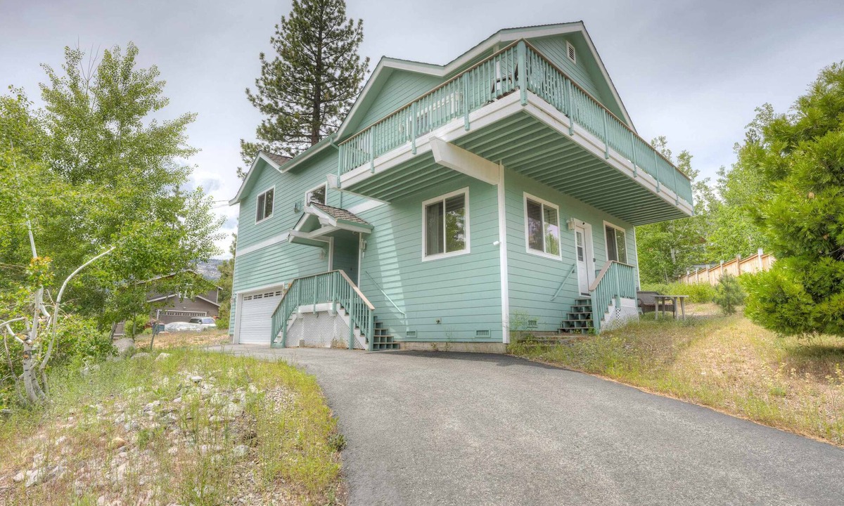 Mountain View Estates House | Spacious Balcony & Fireplaces - Minutes to Lake