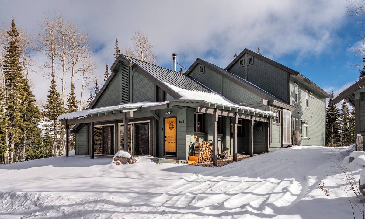 Brian Head Cabin | Spacious Cabin Perfect for Families & Ski Getaways with Game Room