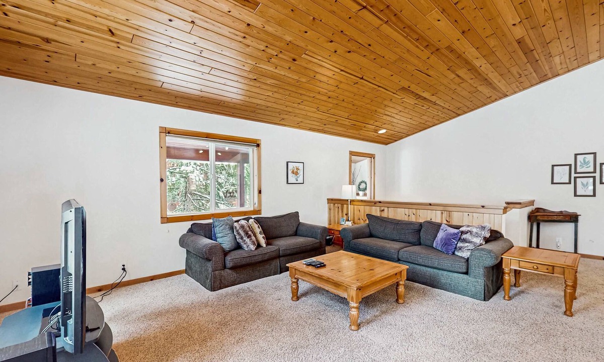 Truckee House | Spacious cabin with shared pools & hot tubs - near skiing, hiking & biking