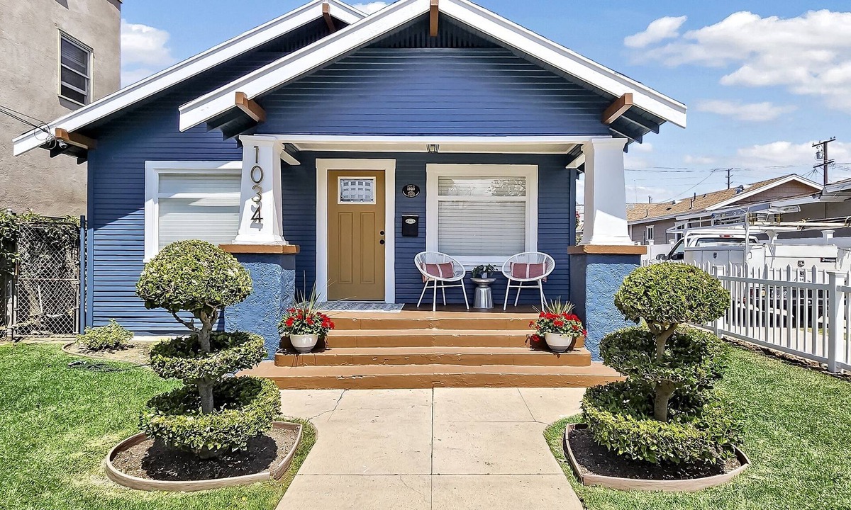Willmore House | Spacious Home Close to Downtown Long Beach & Convention Ctr
