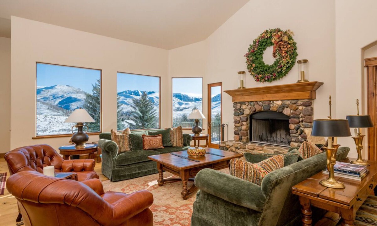 Highlands House | Spacious Home with WIFI, Pool Table, and Panoramic Views