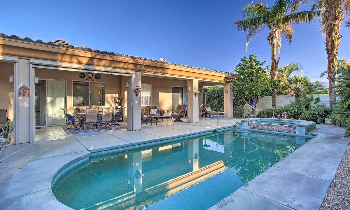 Palm Desert House | Spacious Palm Desert Home w/Patio, Pool & Grill