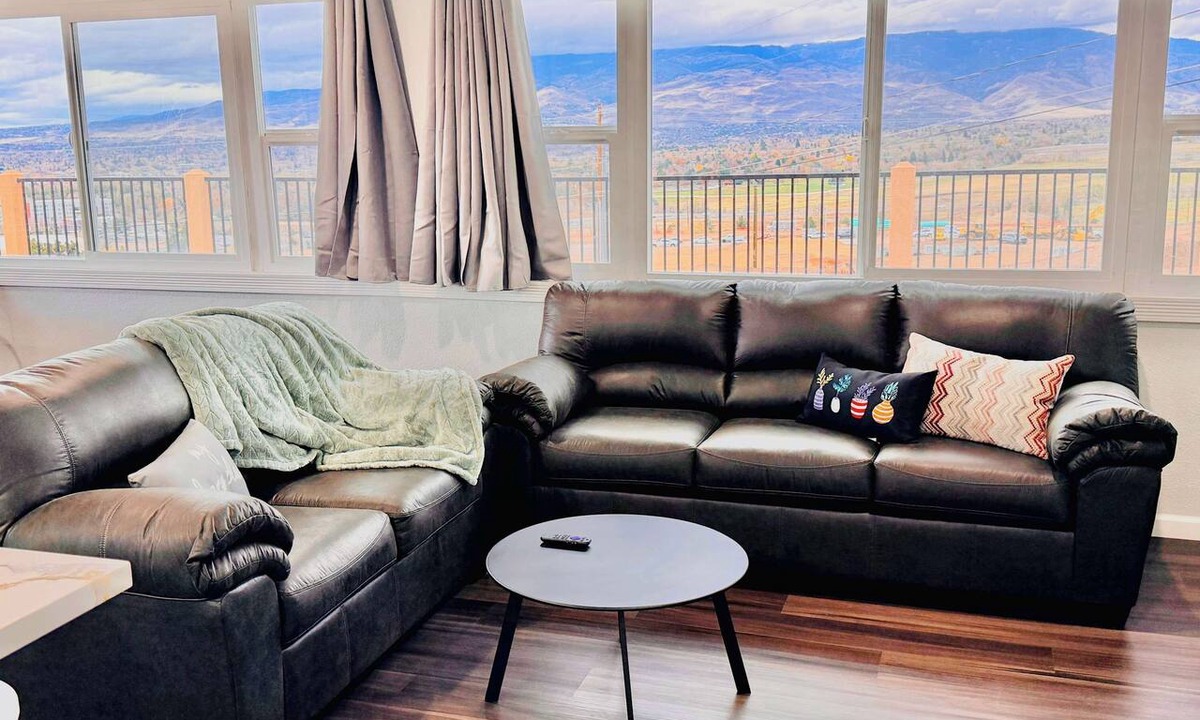 Northeast Reno House | Spacious Reno Home: 4 Bedrooms, Garage & 2 Kitchen