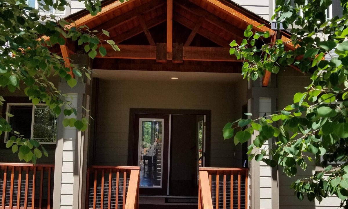 Klamath Falls House | Spacious Townhome in the Running Y Resort!