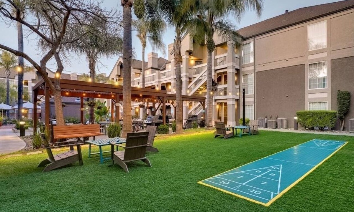 Sunnyvale Hotel | Spacious Two-Bedroom Suite with Free Breakfast and Outdoor Pool Access!