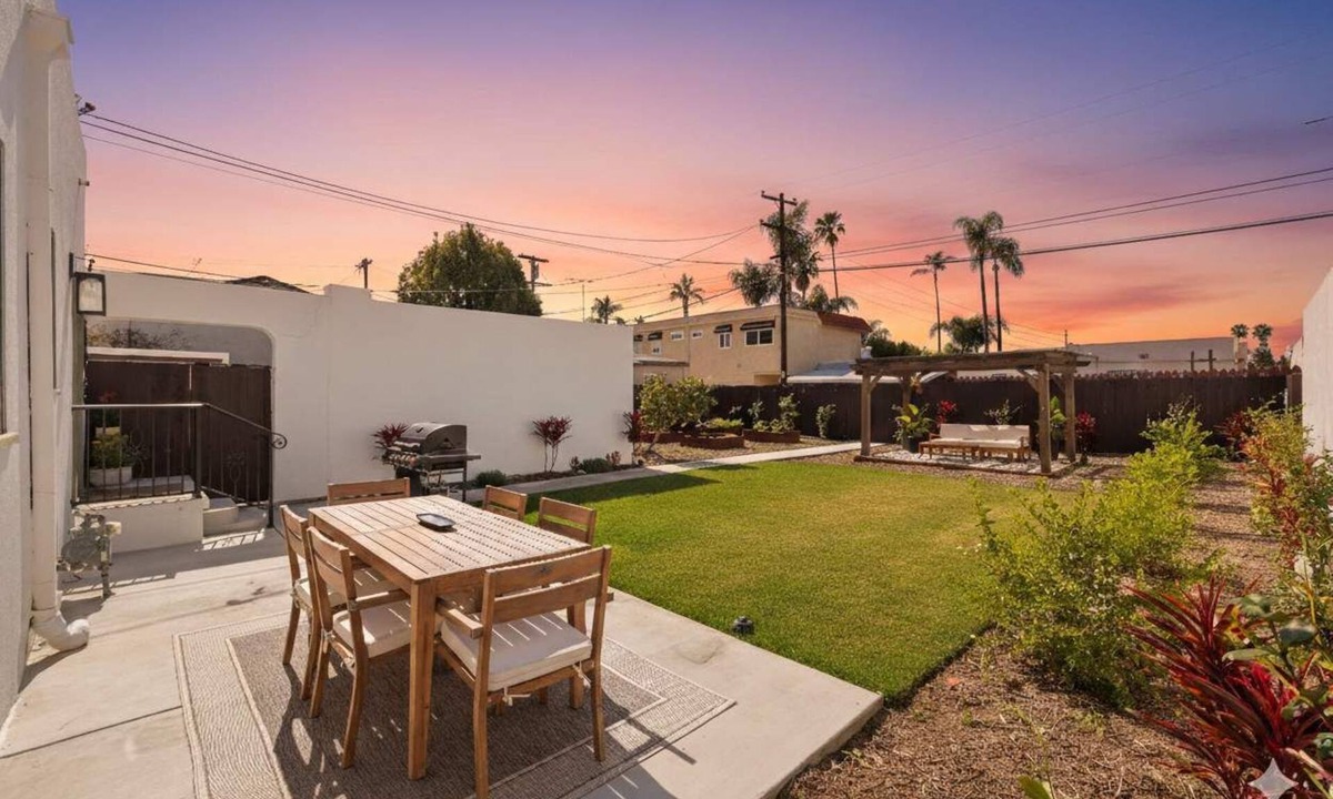 Kensington House | Spanish Style, 3 Beds, Cozy + Spacious, Cafes