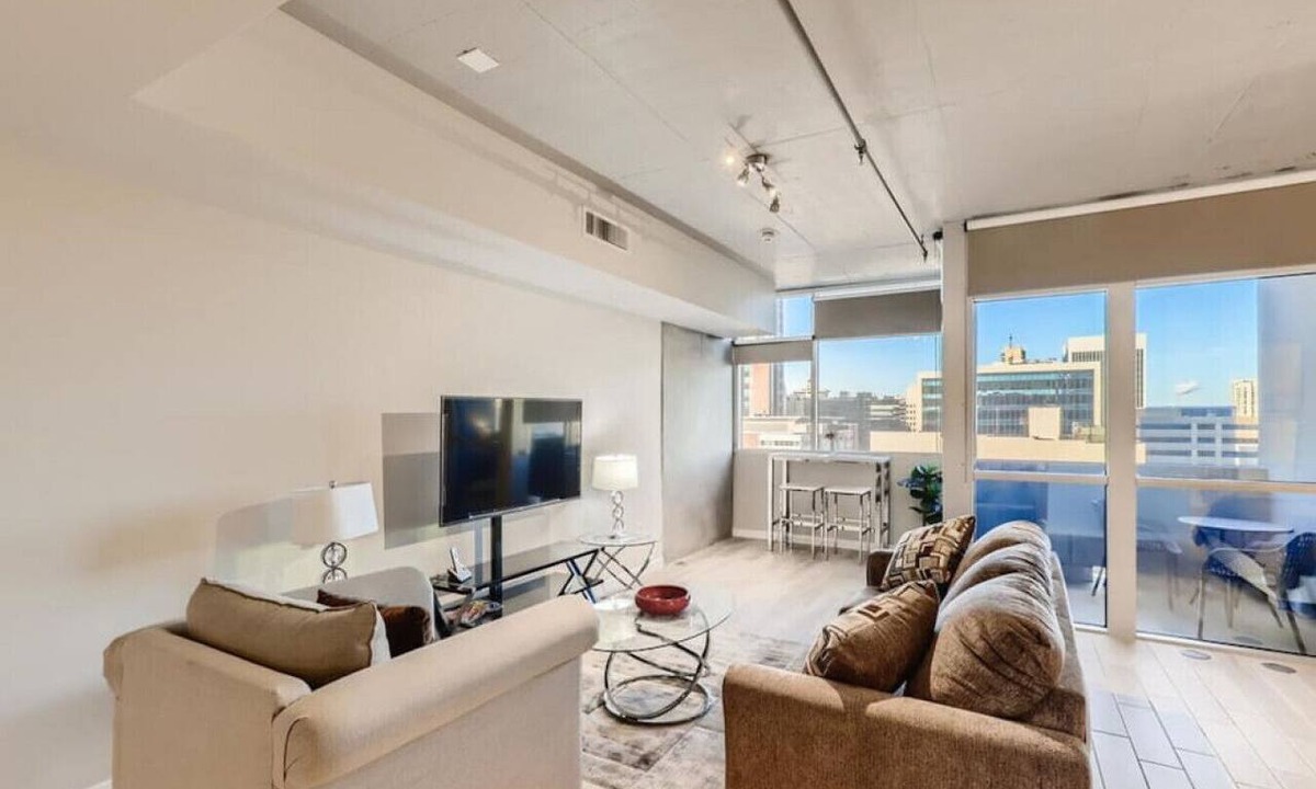 Downtown Las Vegas Condo | Sparkling Juhl byFremont-1 queen 1 sofa bed TONS of Amenities