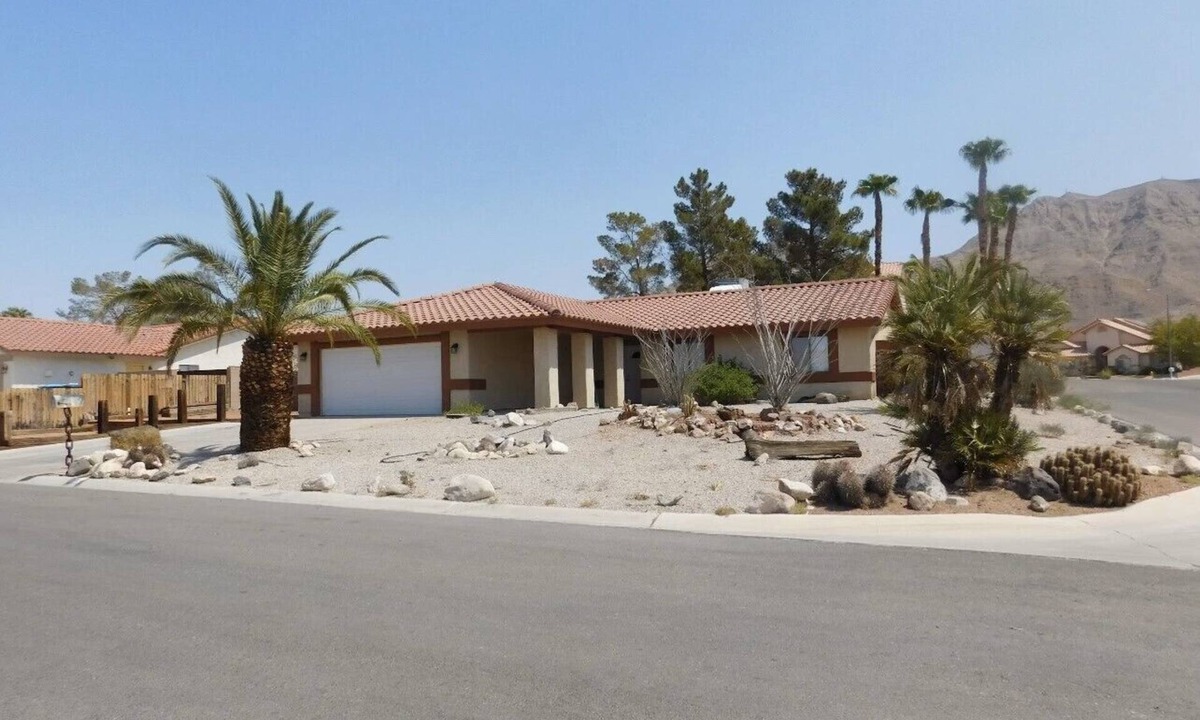Sunrise Manor House | Specials! 3 Bed, Sleeps 7, Quiet, Comfortable, 12 min to The Strip Great Local!