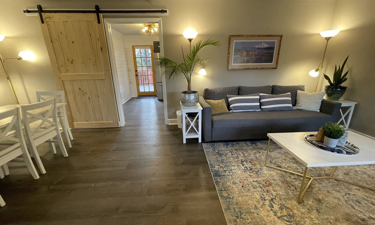 Tigard House | Spectacular Choice: Sleeps 6, Your Dog Welcome Too