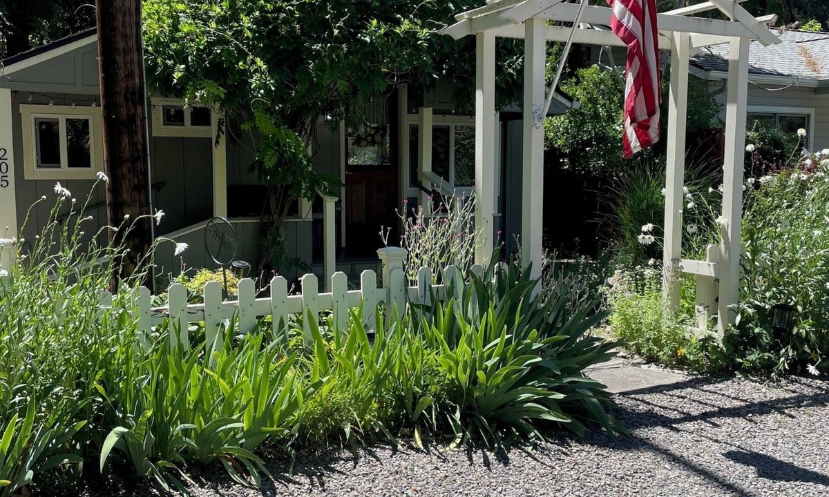 Jacksonville Cottage | Standish Cottage is Creekside