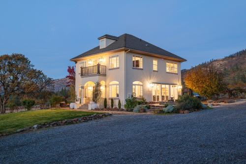 Jacksonville House | Starry Oak Vineyard Retreat w Hot Tub
