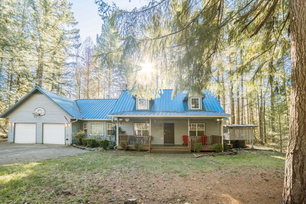 Zigzag House | Stay Portland - Relaxing River Retreat