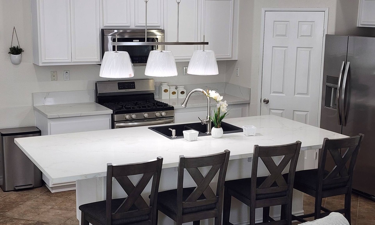 El Centro House | Stay Together Rare 5BR/3BATH Spacious Home All Queen Beds + King Suite