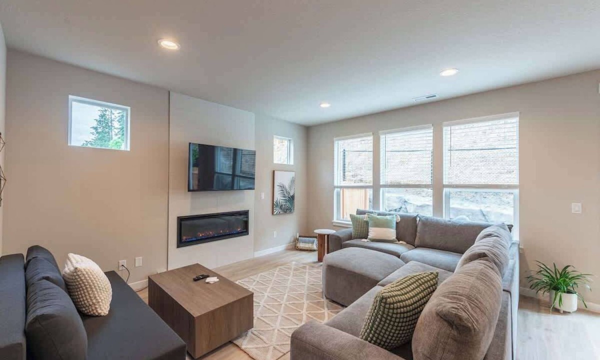 Eugene House | #StayInMyDistrict Hilltop Views