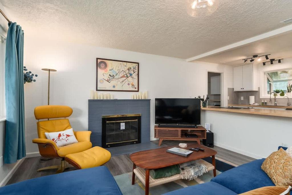 Northwest Vancouver House | #StayinMyDistrict Quiet 2BR Office Pet Friendly