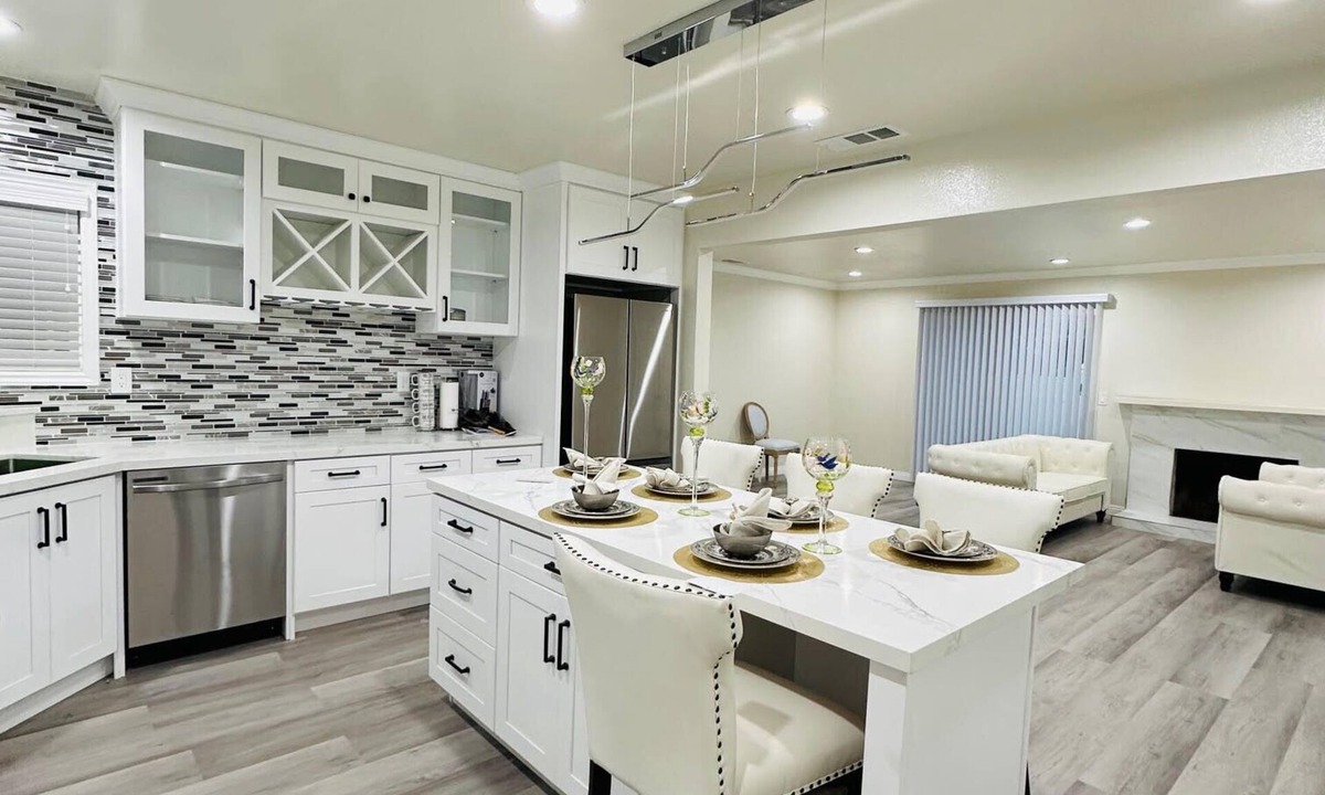 Westminster House | Steps to all of Little Saigon! Charming 3-bedroom house with WiFi and AC