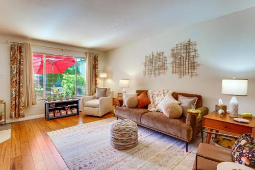 Fashion Square House | Steps to Fashion Square! Condo w/Patio & Pool