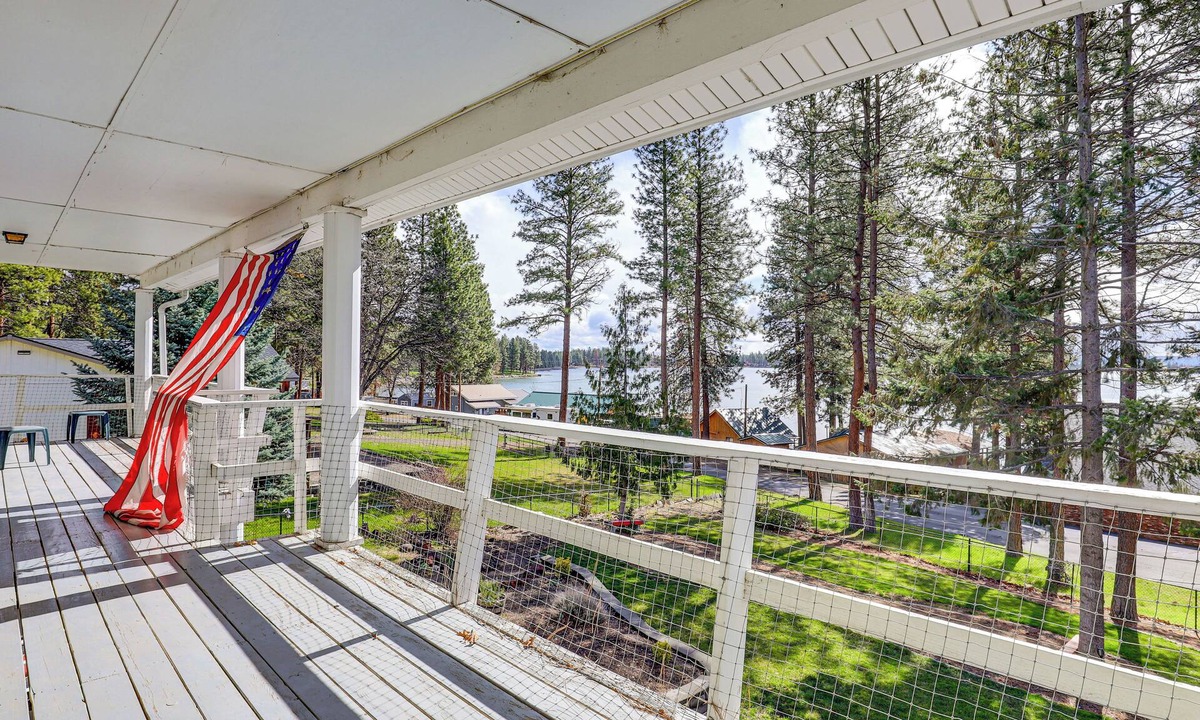 South Cascades Area Cottage | Steps to Pine Hollow Reservoir: Home w/Fire Pit!