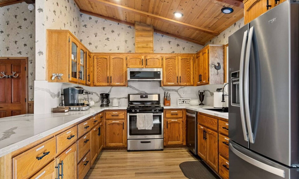 Fox Farm Apartment | StoryTime + Hot Tub + Game Room + EV Charger