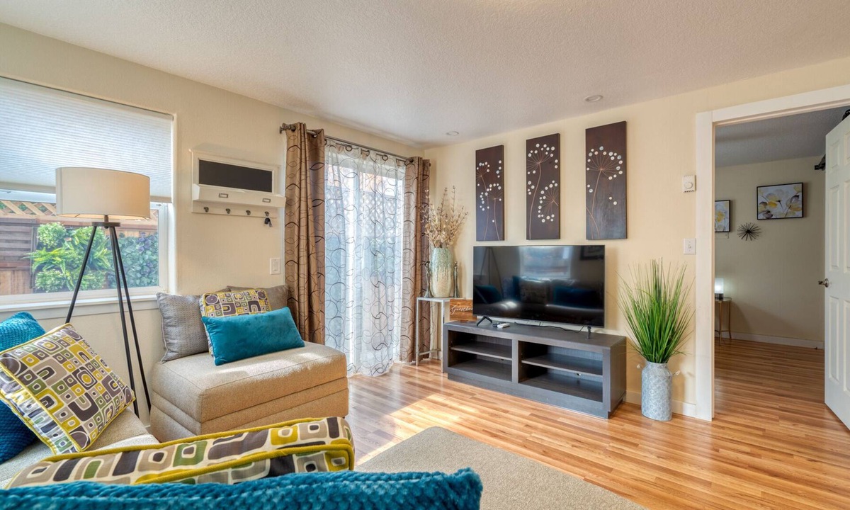 Sellwood-Moreland Apartment | STUNNING APARTMENT,WiFi,Parking, Sellwood/PORTLANDn