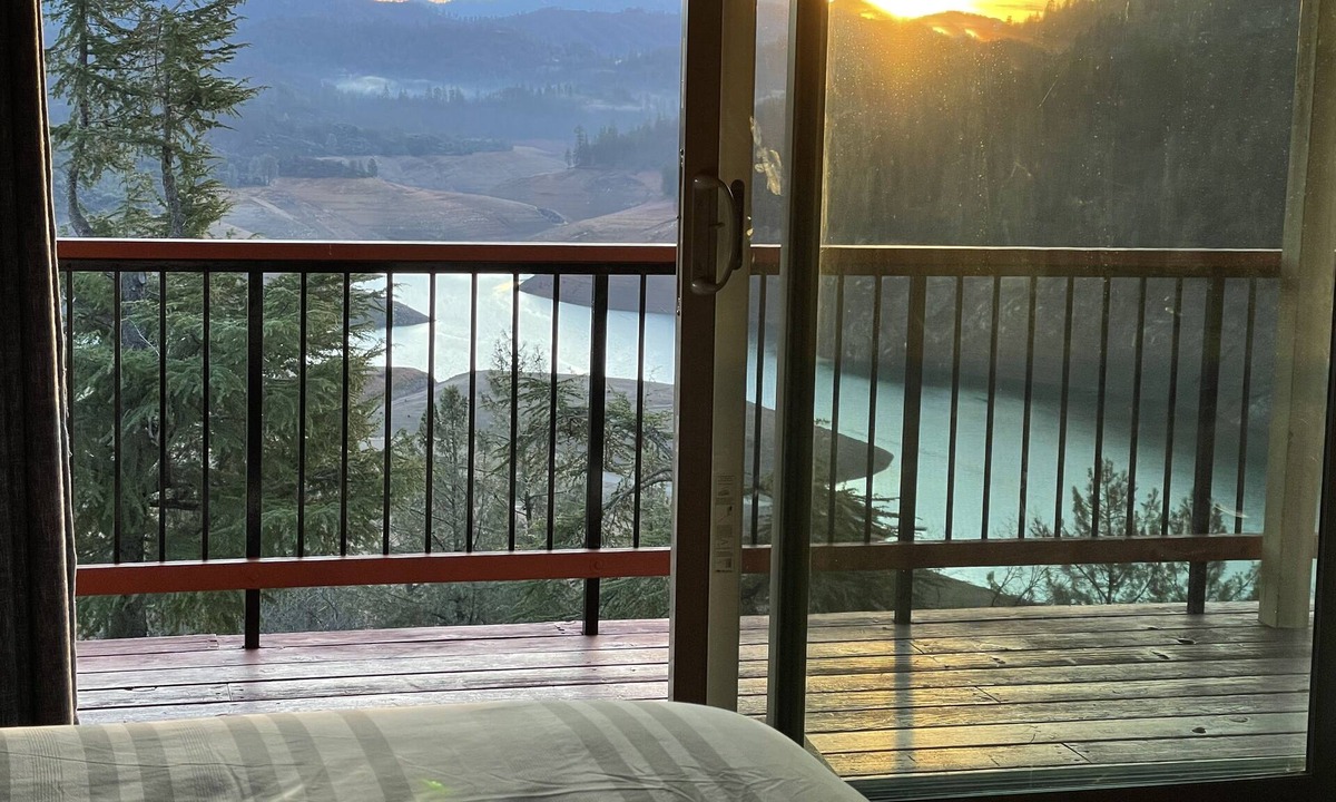 Lakehead Villa | Stunning Lake Views, Deck, BBQ, Game Room w/Projector, Pool Table & Ping Pong