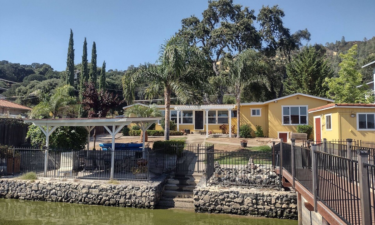 Wilbur Springs House | STUNNING Lakefront, Huge DOCK,2 Kayaks, Sleep 8, Prime fishing spot