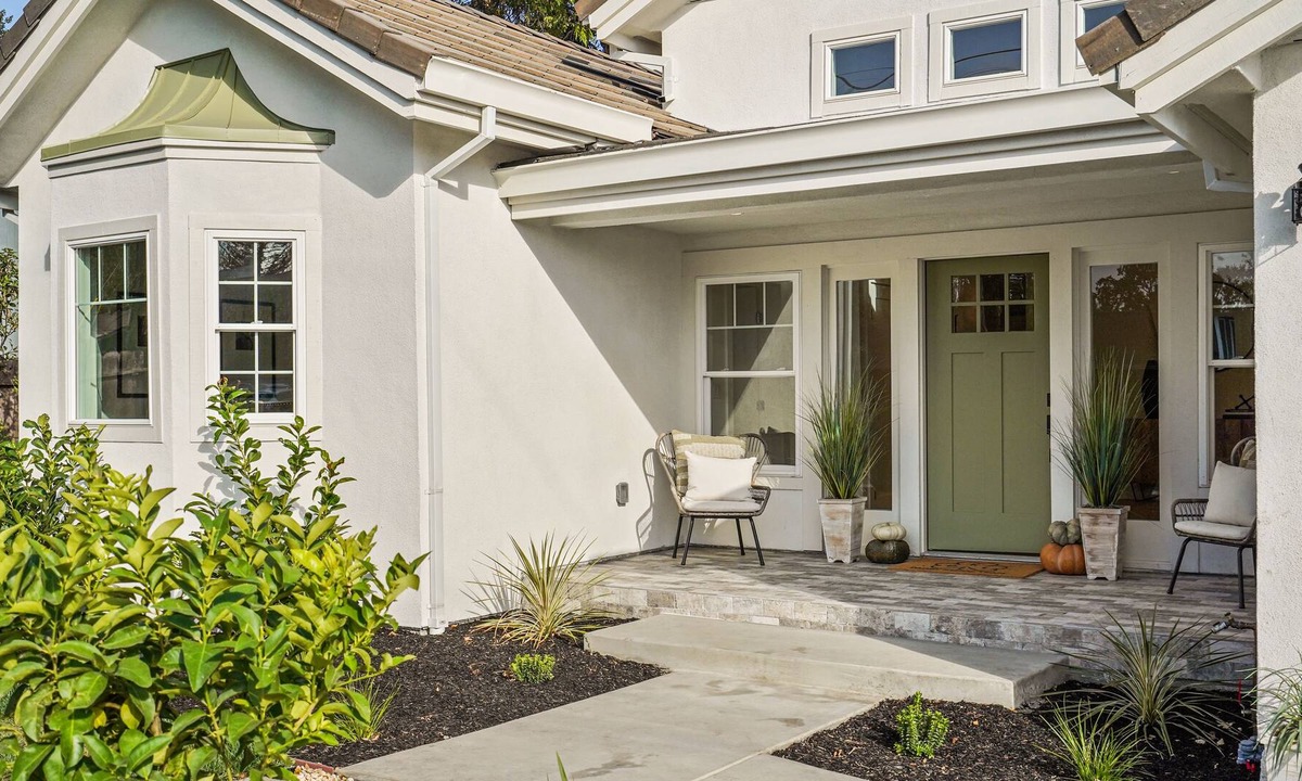 Pleasant Hill House | Stunning new 3,800 sq ft home, close to restaurant's and shops