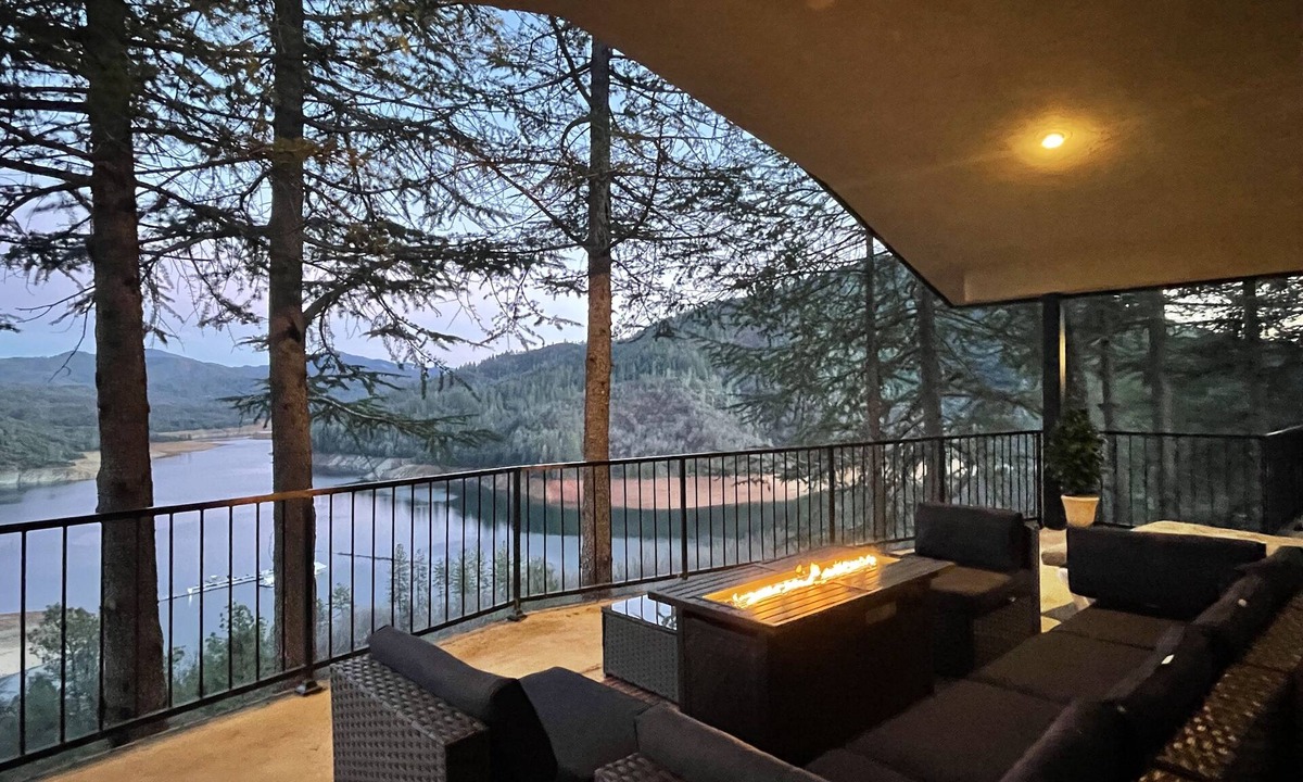 Lakehead Villa | Stunning Shasta Lake Views: Elegant 3BR Home with Decks, pool table & views