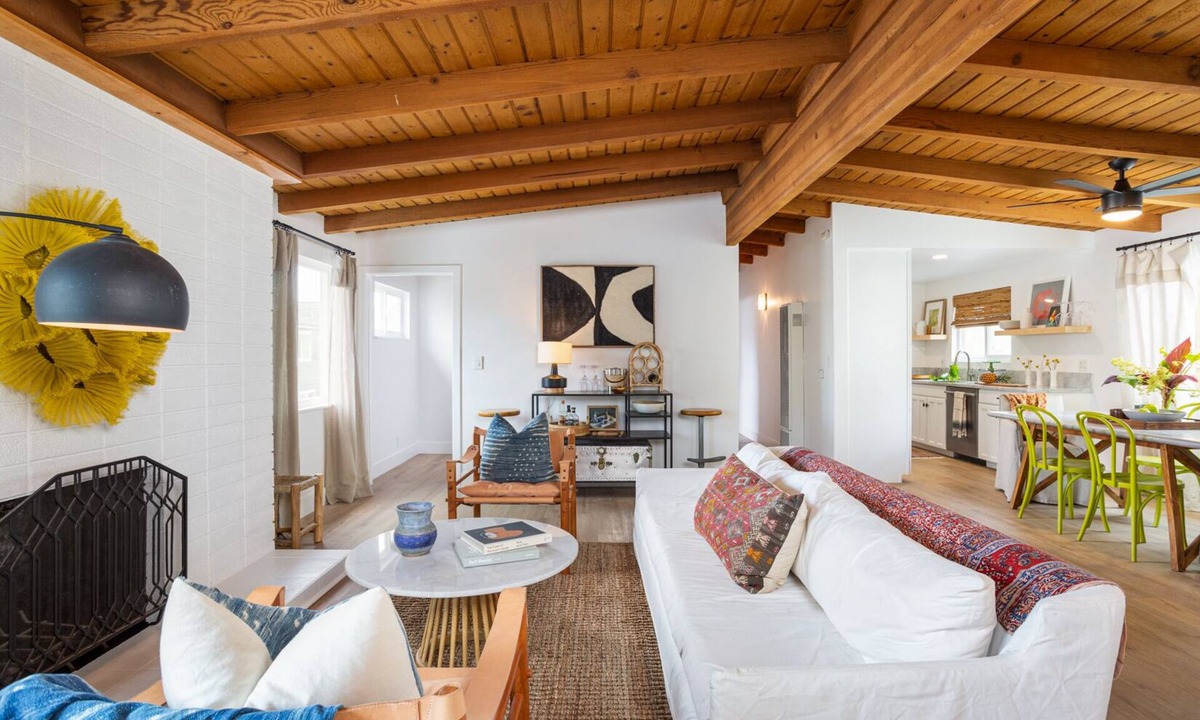 Santa Ana Heights House | Stunning townhome in perfect West Newport location. 1 minute walk to beach.