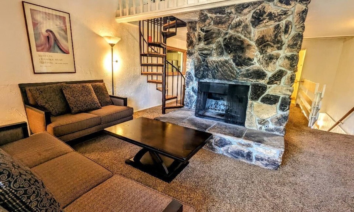 Big Bear Lake House | Stylish 2 BR, 1.5 BA Townhouse at the base of Snow Summit!
