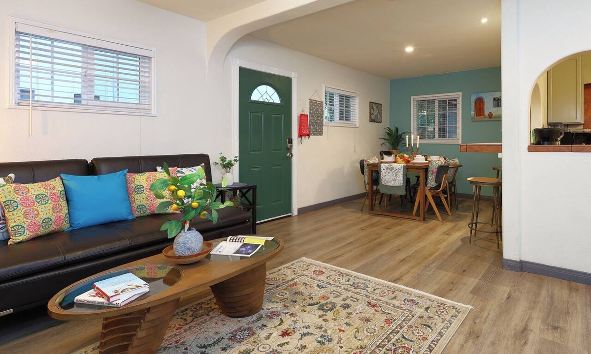 Santa Ana Apartment | Stylish 2B2B Hideaway 10 mins. drive to Disneyland