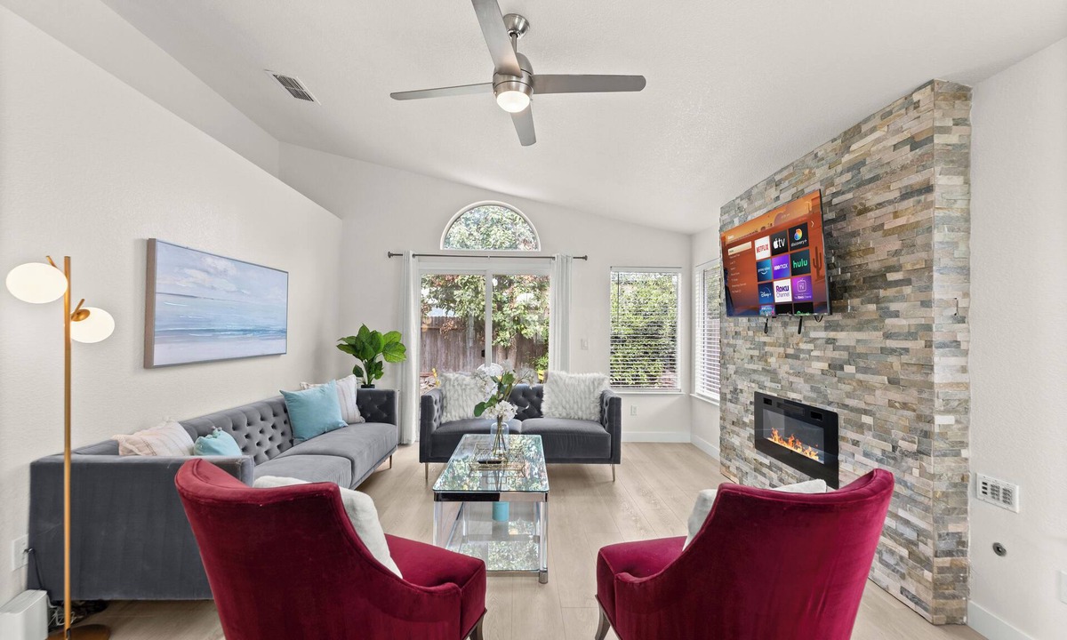 Elk Grove House | Stylish 3B2B SFH, King Bed, Fast Wi-Fi, Yard, Travel Crib, High Chair